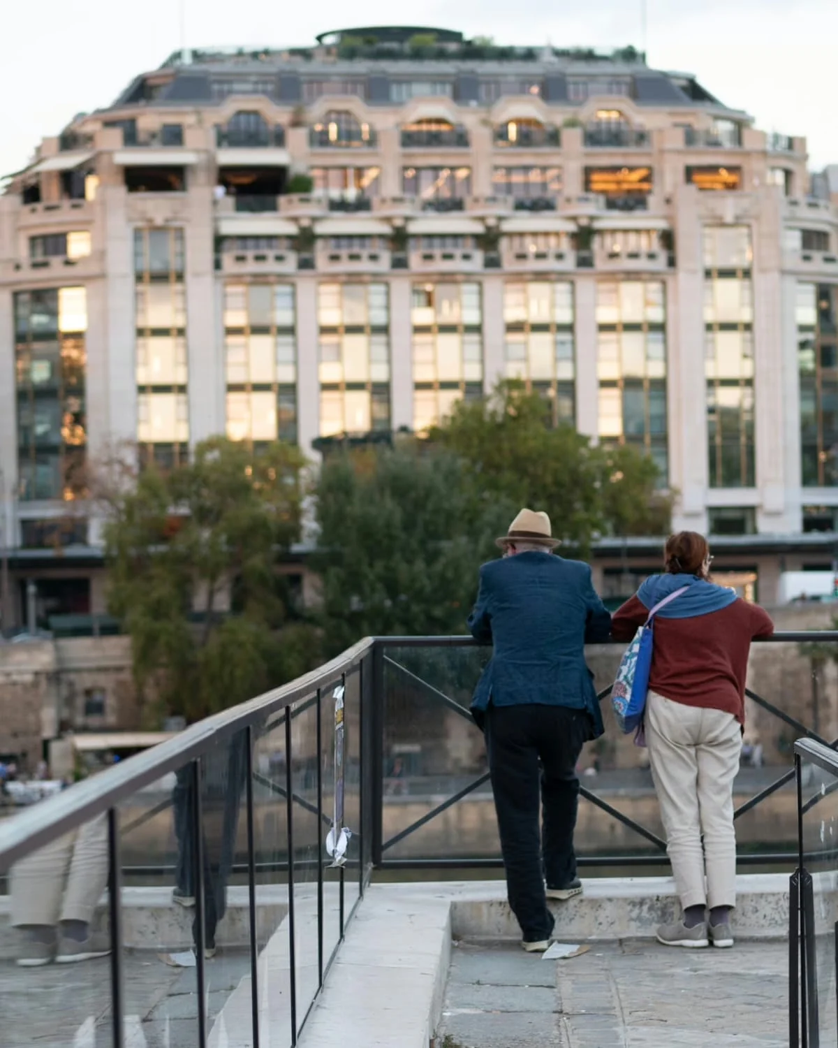 Couple in Paris watching the sunset at Île de la Cité