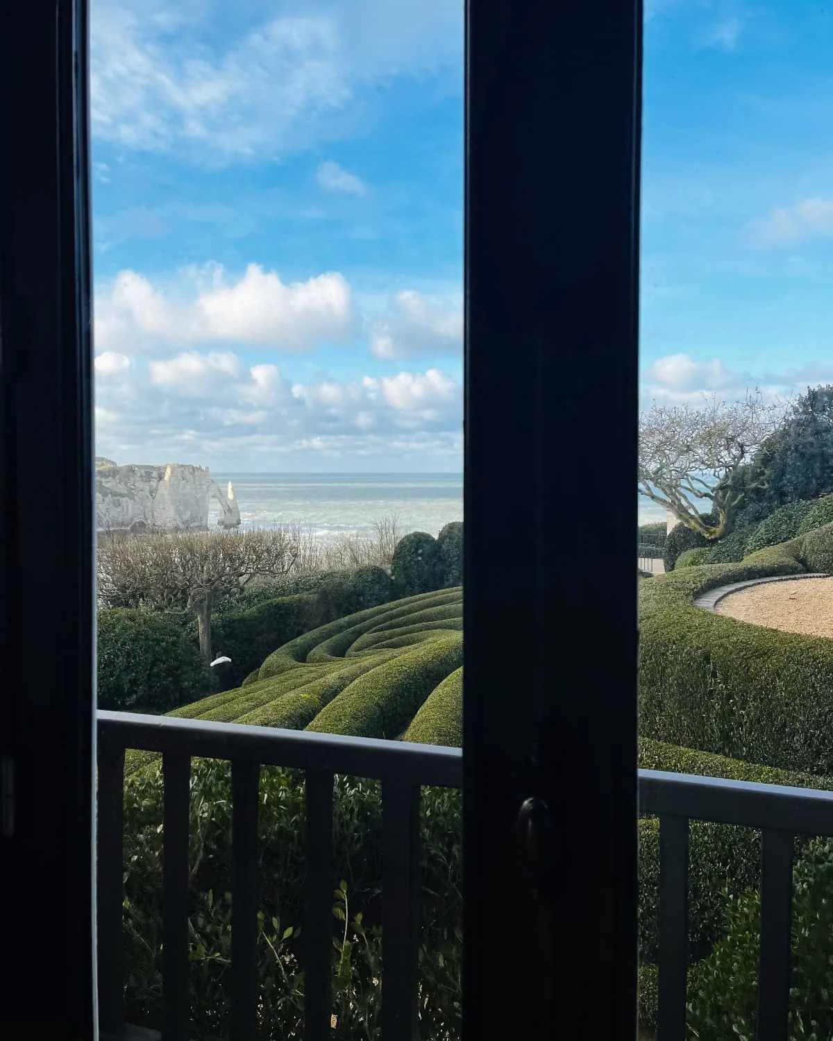 Jardin Impressions with a view of the Ocean in Étretat, Normandy