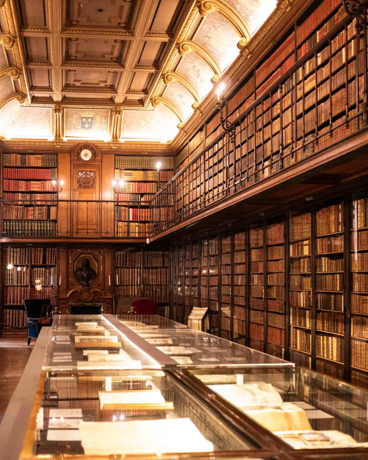 the library with books from floor to ceiling at Chateau de chantilly