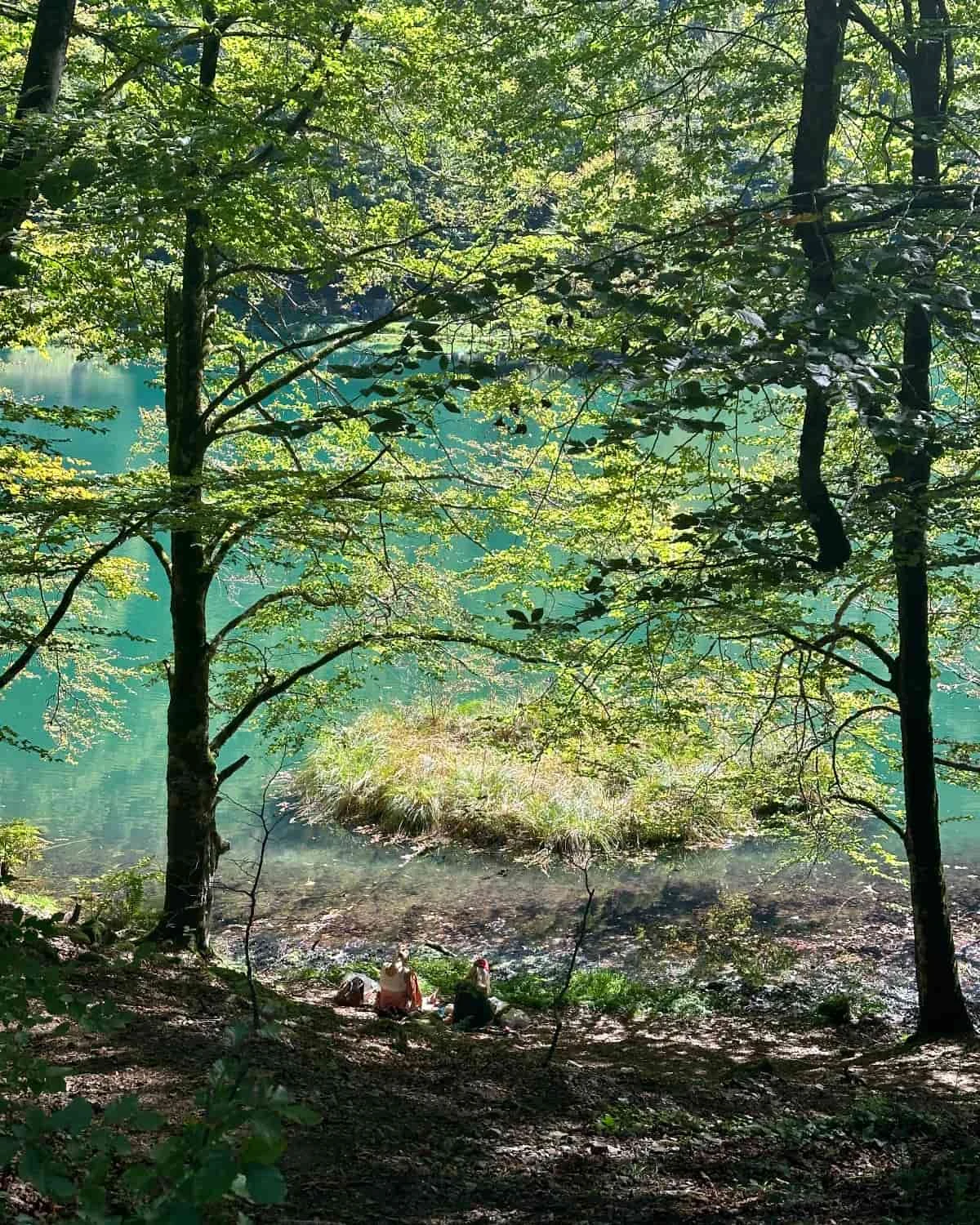 Two women sketching at Lac de Bethmale