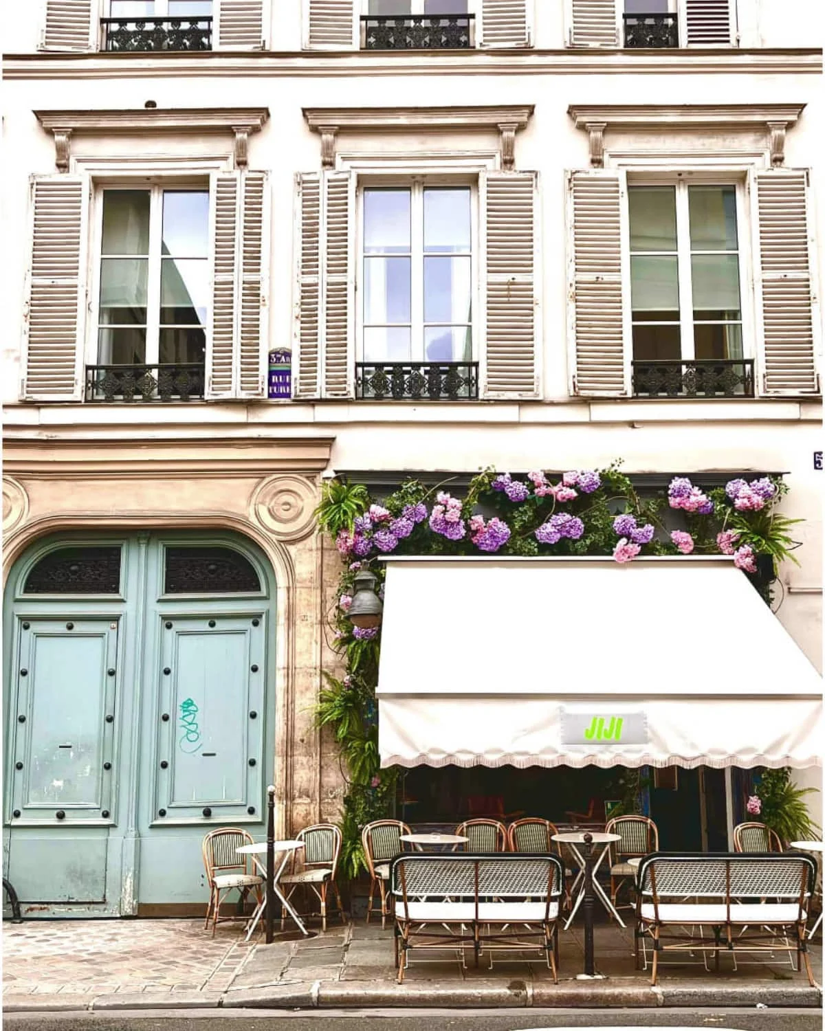 Le Marais Paris Café exterior