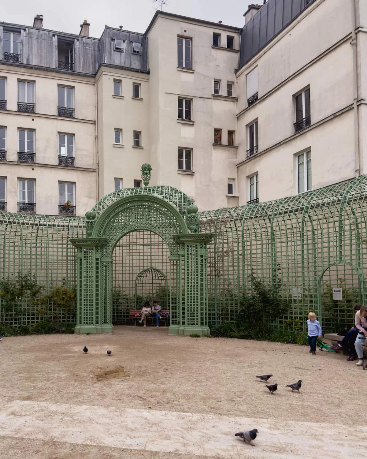 The semi-circle shaped arbour in Jardin Anne Frank